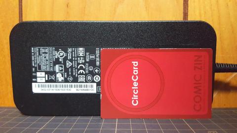 クレジットカード大の大きさと比較、巨大です