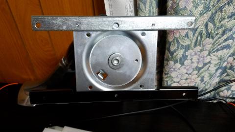 モニターアームに取り付けるのは一苦労