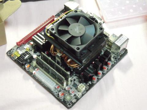 MINIX 890GX-USB3 にメモリ,CPU,CPUクーラーを付けたところ