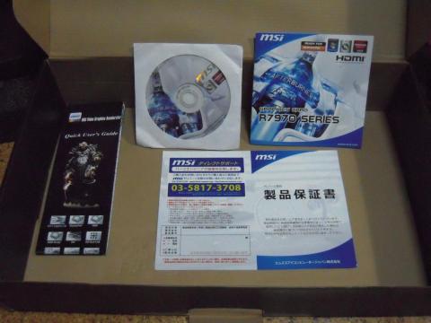 マニュアル、ドライバCD、保証書ほか