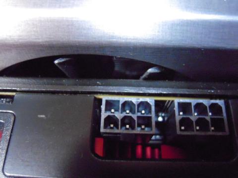 TwinFrozrⅢのFAN接触が隣接カードに接触