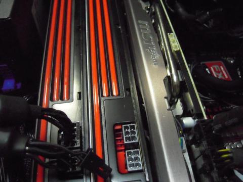 カード間に隙間が無いどころか・・・