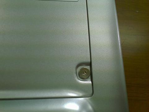 ネジはヘックスローブ(TORX)です。