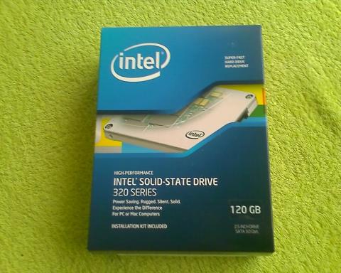 今回はバルク箱では無くリテール箱だったのでビックリしました。