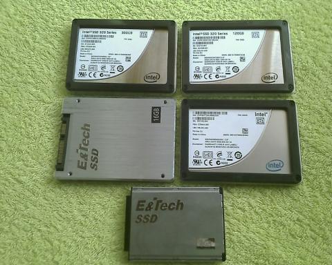 我が家のSSD達。バッタ物韓国SSDはUSBメモリ以下の性能なので今回は除外!