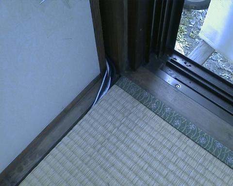 襖の裏にケーブルを回します。