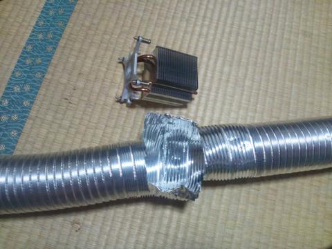 マズはCPUクーラーを、ハメ込む切り込みを開けます。