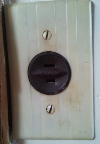 レトロなコンセント!昭和感がハンパない!