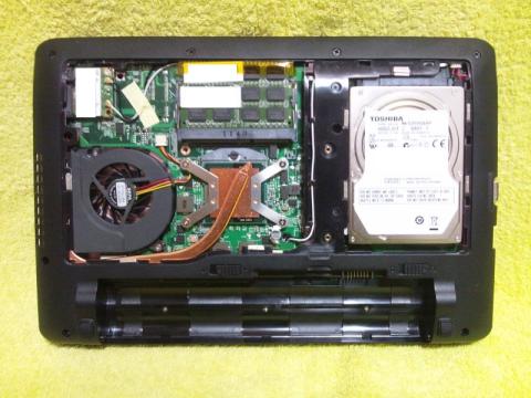 裏面パネル1枚でCPU・メモリ・HDD・mini PCI-Eが姿を現す!