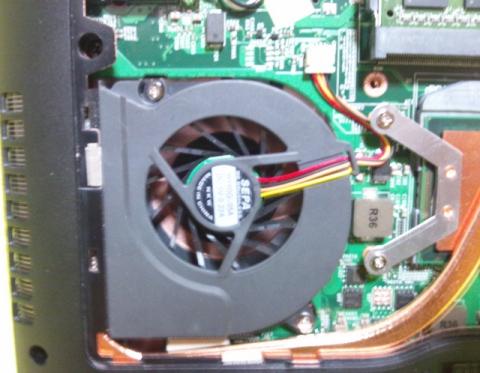 フタを外すとスグにFANが現れる!掃除が簡単で良い!