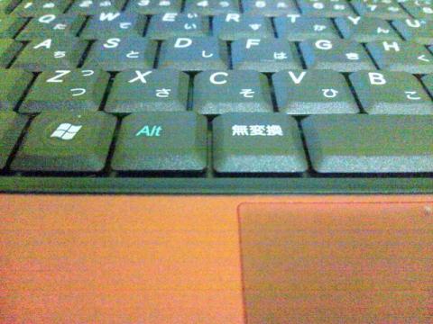 キーストロークはやや深め!隙間にゴミが混入したら獲るのが大変そうだ!