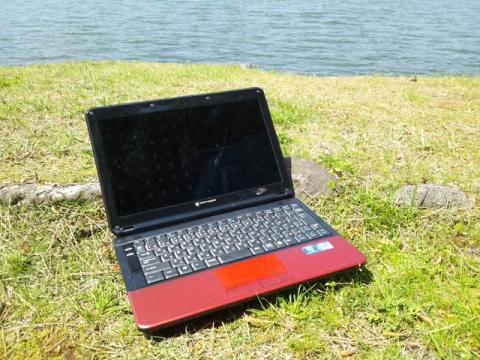 明るい所では液晶は見え難く、レグア画面の為反射が厳しい!汚れも目立つし・・・TT