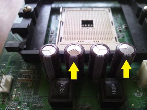 所詮はBIOSTAR・・・コンデンサが少々脹らんでしまっている・・・