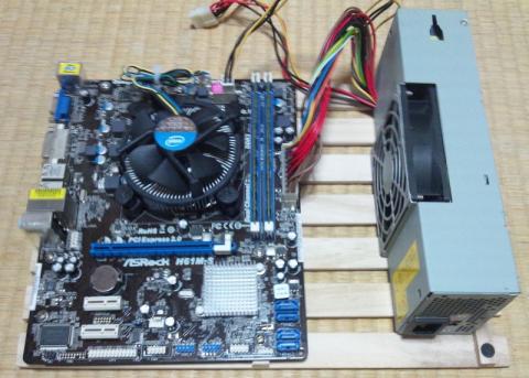 マズはベースの【スノコ】にスペーサーを付けてM/Bを取り付けます。