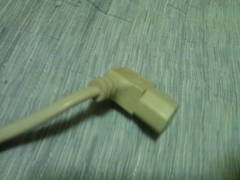 L字形状の電源ケーブルを引っ張りだしてきた!