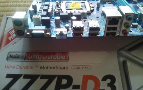 映像出力系はHDMIのみ!でもレガシーなPS/2ポートやRS-232Cが実装!