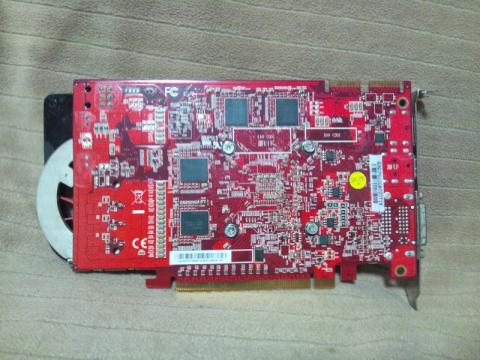 あぁ!クーラーが基板から若干飛び出している!!