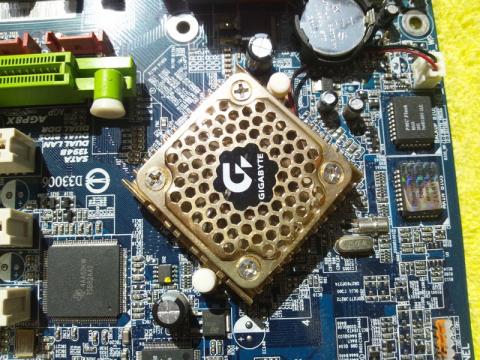 このFANが直ぐにカラカラと異音を発したり・・・サウンドカードにノイズが入ったりと・・・TT