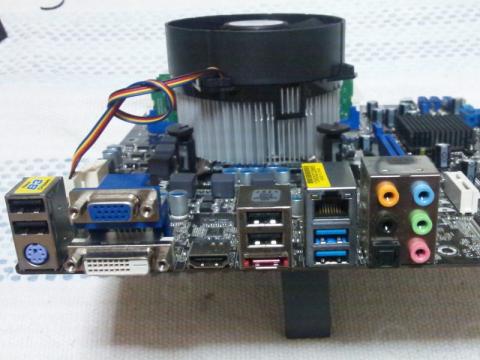 D-Sub端子がグラつくトコロが×です!