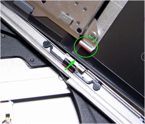 光学ドライブ部分の爪・内部拡大