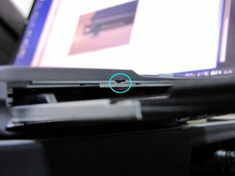 光学ドライブ部分の爪1