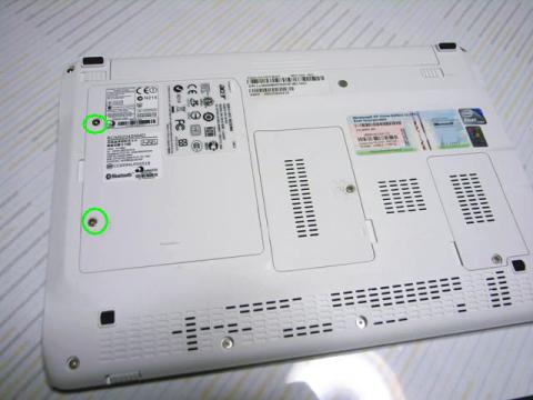 最初のネジ2カ所