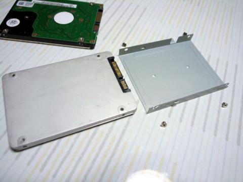 SSDにマウンタ取り付け