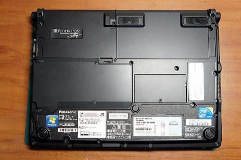 レッツノートを裏返す