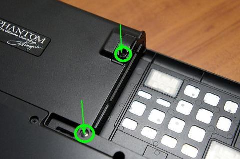 2カ所のプラスネジを取り外す