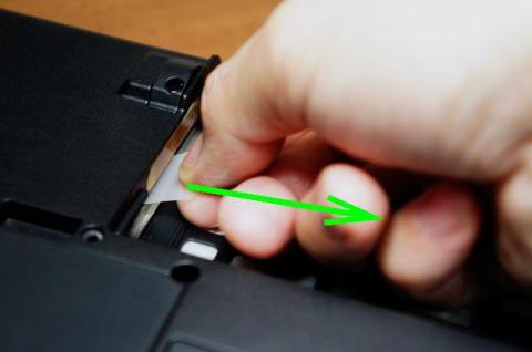 ゆっくりまっすぐにHDDを引き出します