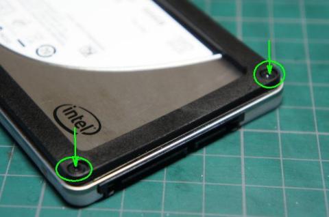 次にSSDのコネクタ側のネジを緩めます