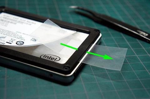 タブ素材をSSDのフレームの下に通します