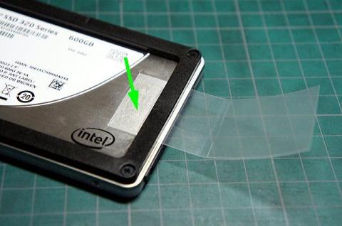 両面テープでタブ後端を貼り付けます