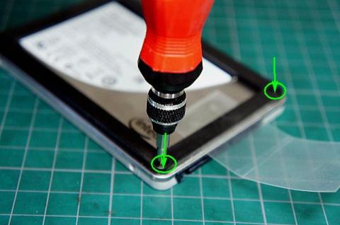SSDのネジを締め付けます
