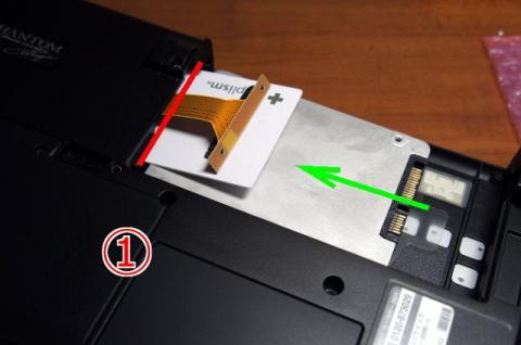 カードをガイドにしてSSDを差し込みます