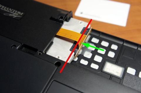 コネクタを確実に差し込みます