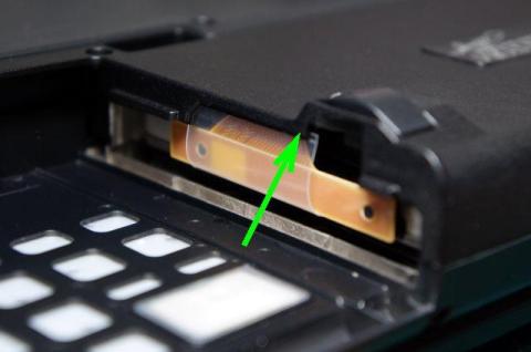 蓋と干渉しないようタブを中に押し込みます