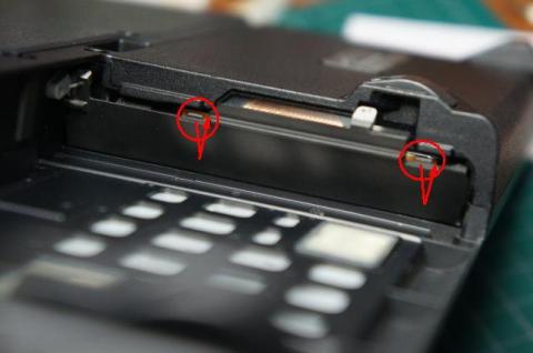 このツメが内部に入るよう、押し下げつつ蓋を押し込みます