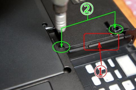 ネジを2つ、締め付けます