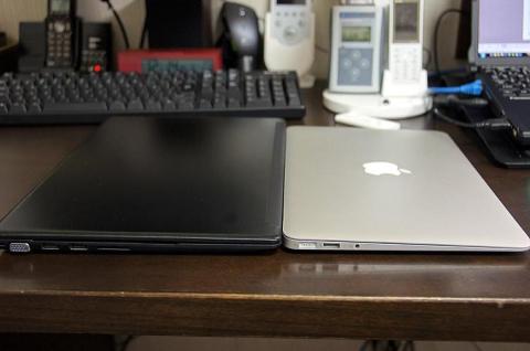 閉じた状態でのMacBookAir11inとの比較