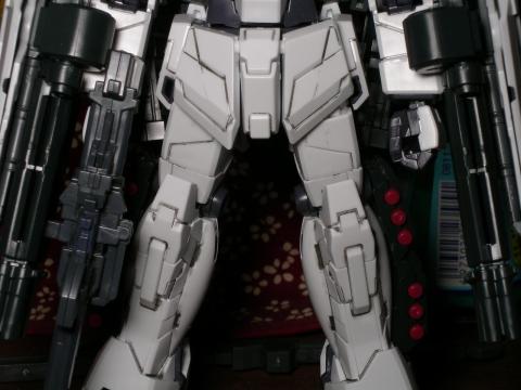 脚部にハンドグレネード、両腕にビームガトリングガン計4丁