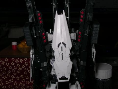 背中にシールド、バズーカ2門、対艦ミサイル、ハンドグレネード