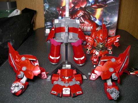 主に下部、フロントアーマー、両腕部、シナンジュで構成されています。