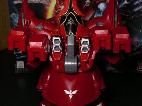 下部の白で色取られたネオジオンマークがいいアクセント。