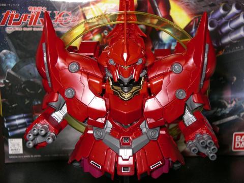 脚っぽいシュツルムブースターは取り外し可能。ついでにサイコシャードもドン!