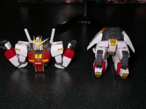 まずはトップリムとボトムリムに分割。腕を干渉しない程度に曲げまず。通常のガンプラなら腕外したほうがいいかも。