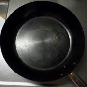 フライパンその後(多分、油を塗った後なので黒っぽく見えるようだ)