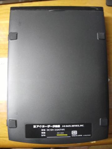 横置きした時の底面部。下方シールの黄色ライン部分にシリアルナンバーが記載されている。