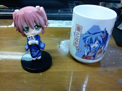 フィギュアと湯のみ
