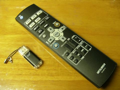 写真:リモコンと比較のUSBメモリ